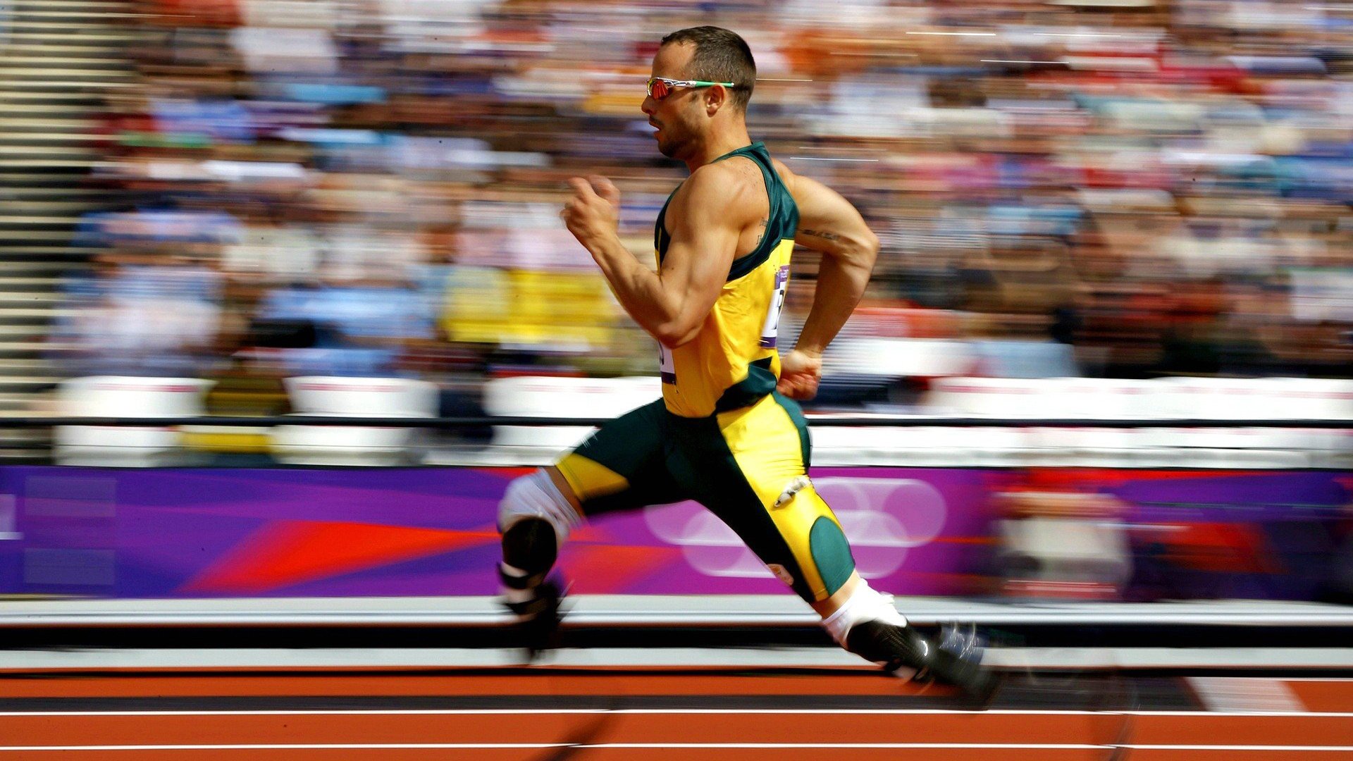 中锋与边锋配合默契，战术执行明确，中锋对位